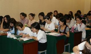 化妆培训班费用哪个好 化妆培训班费用哪个好